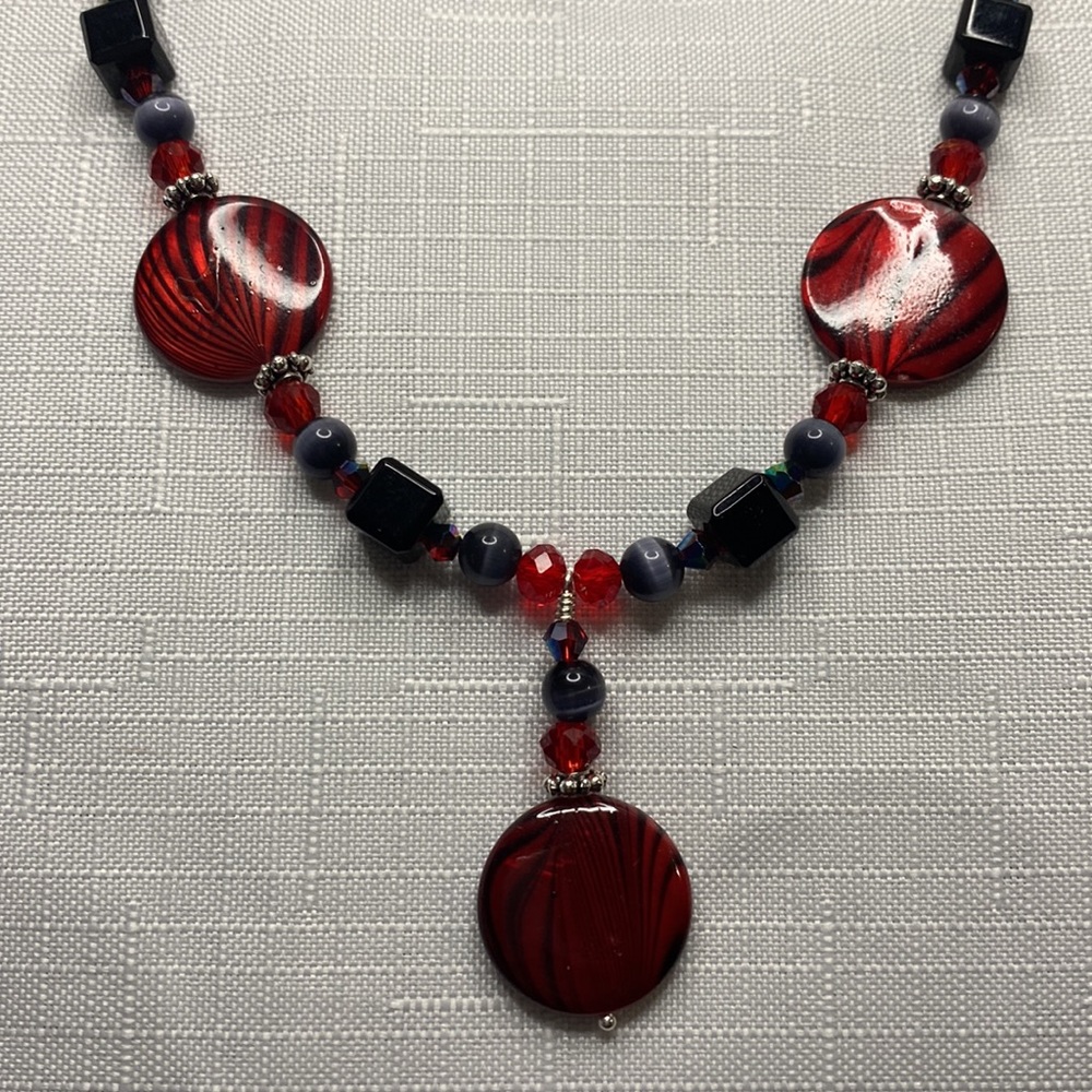 Handcrafted Red and Black Shell Necklace and Earring Set - Picture 5 of 5
